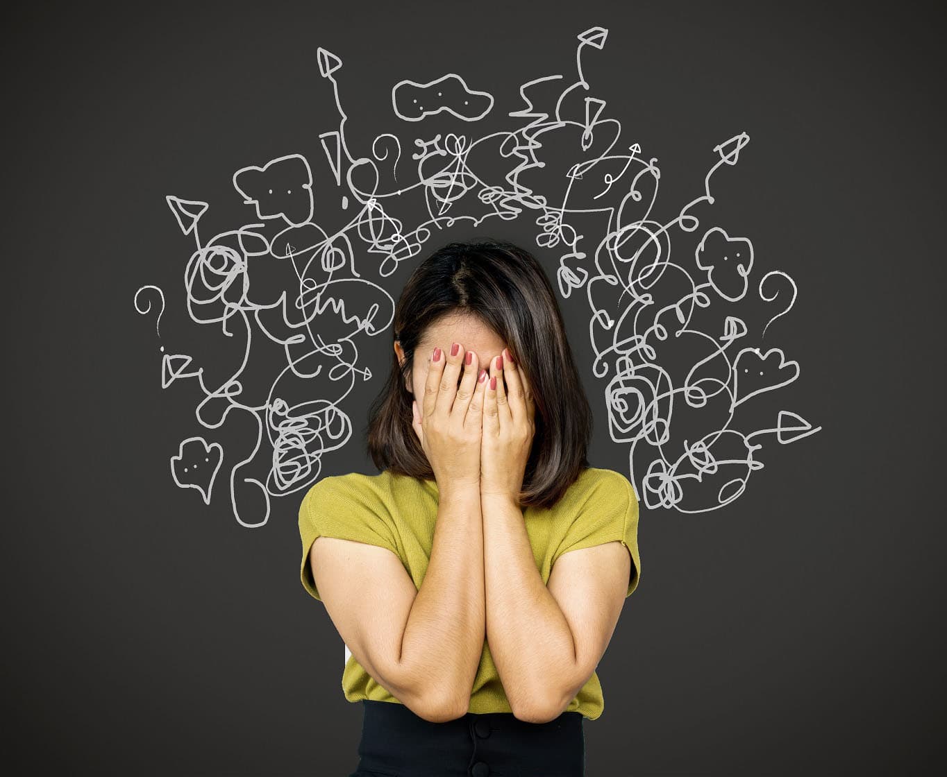 Mujer deprimida con muchos pensamientos profundos, problemas por pensar demasiado