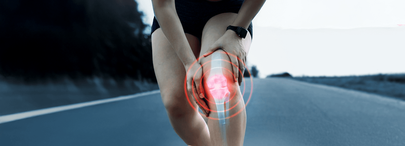 persona se agarra la rodilla por dolor por osteoporosis