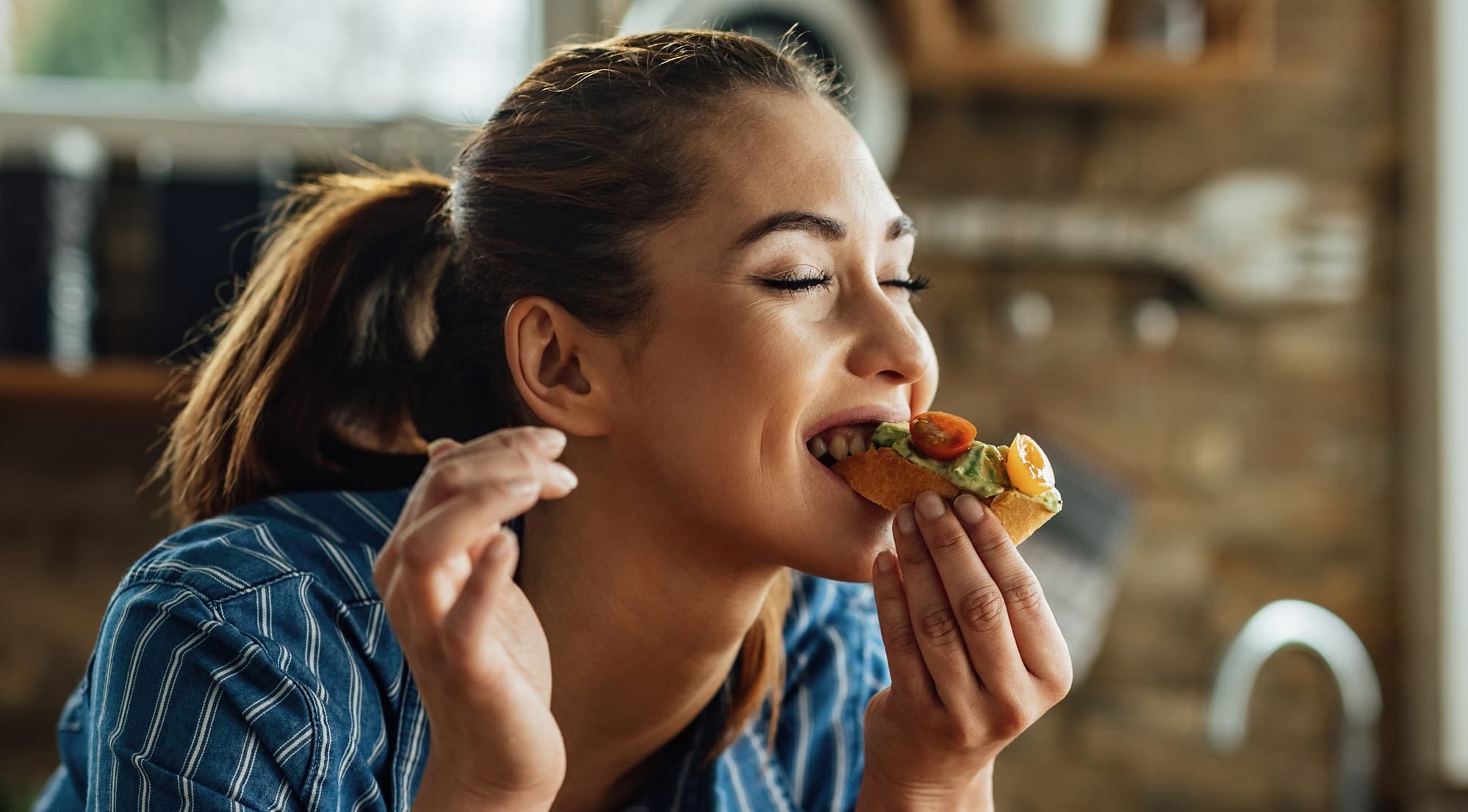 mujer comiendo una bruschetta
