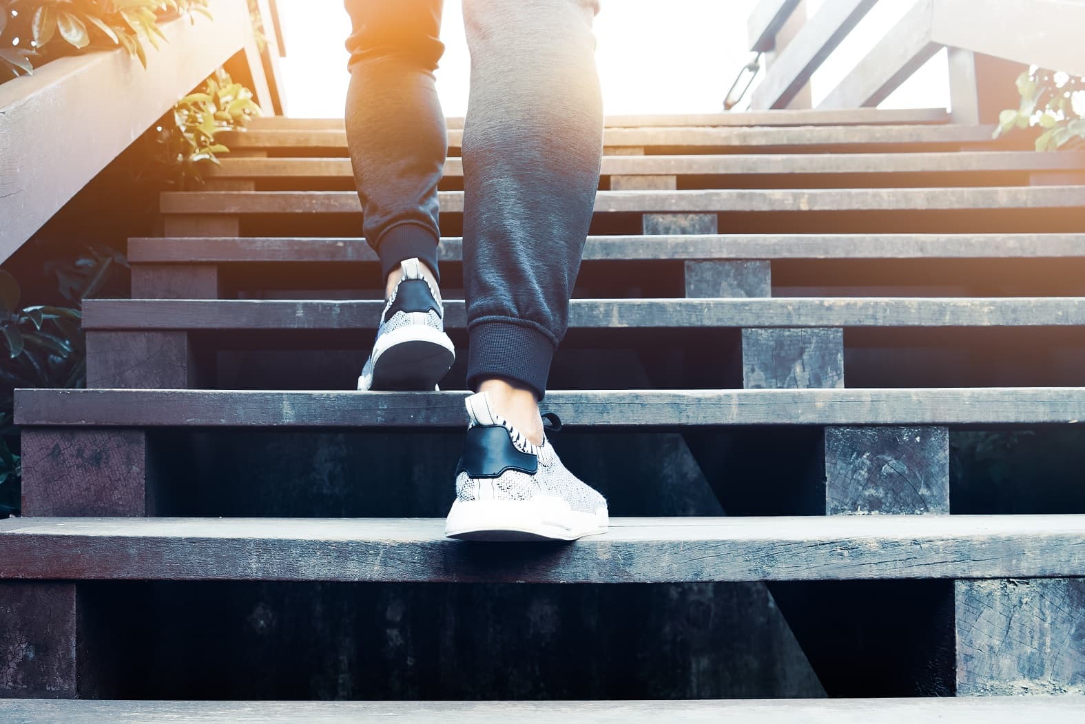 persona subiendo escaleras